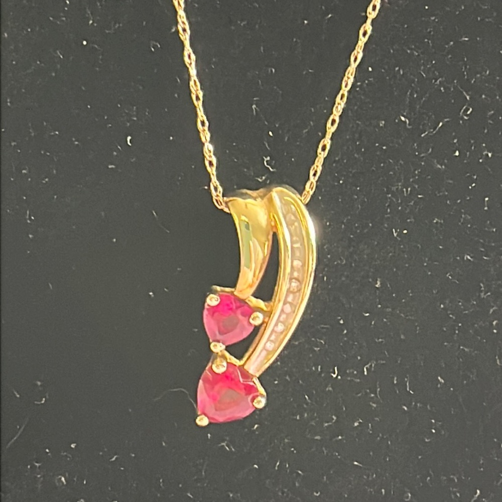 Stunning estate 10k solid gold heart shaped Ruby, with diamond chip accent, 18in